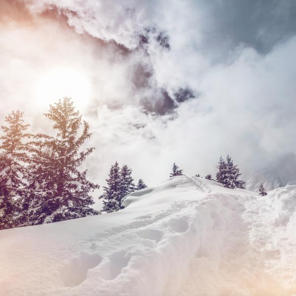 Paysage hivernal à Belalp, traces dans la neige, hiver en Valais, Suisse